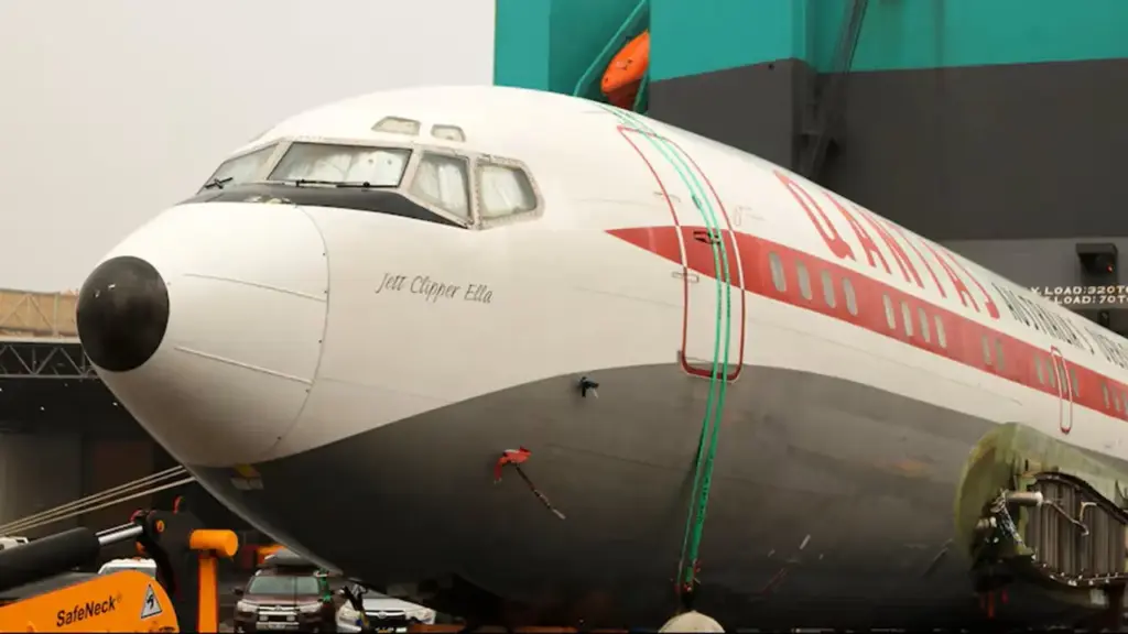 Boeing 707 de John Travolta é desmontado durante 60 dias, cruza 16 mil km de navio e completa viagem por estrada até museu