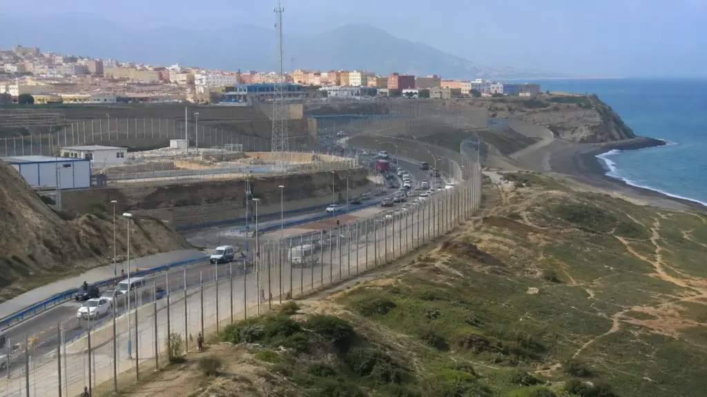 O que são enclaves e por que Ceuta e Melilla, territórios espanhóis cercados pelo Marrocos, enfrentam graves desafios de imigração, segurança e soberania no norte da África
