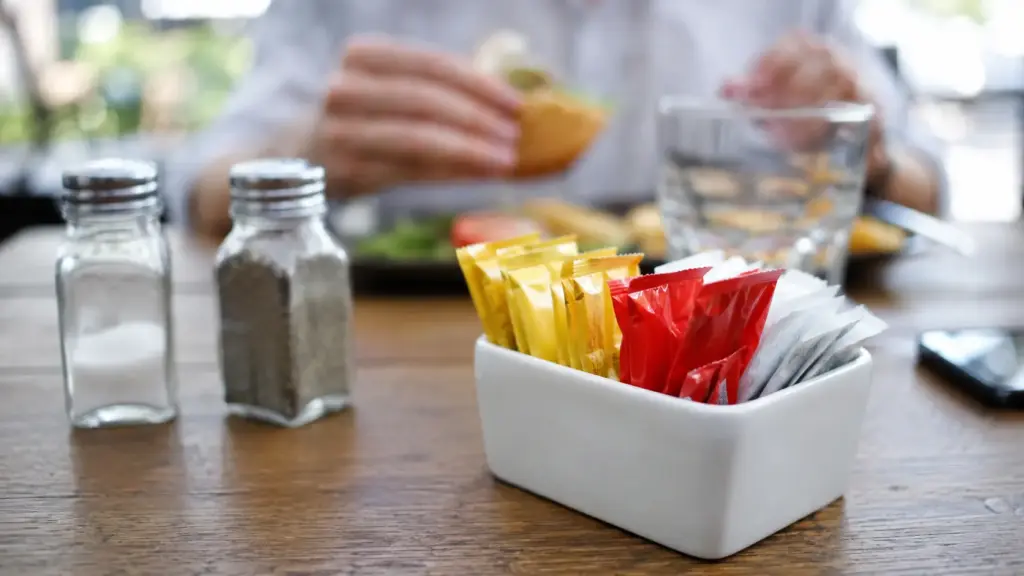 Os sachês ficaram para trás: entenda por que restaurantes da União Europeia terão de abandonar ketchup, maionese, sal e açúcar em embalagens individuais em breve