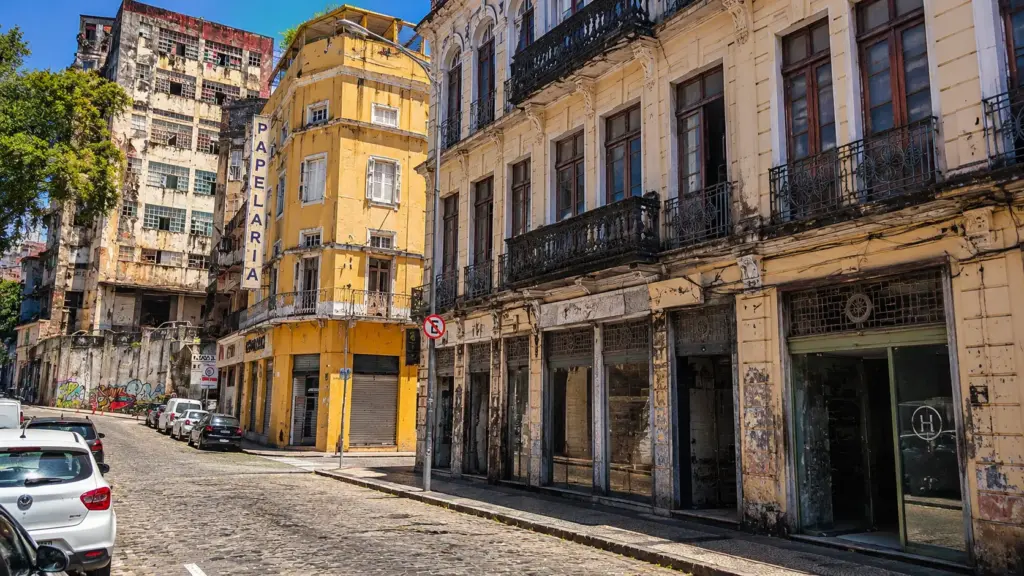 Os últimos moradores de um “bairro fantasma” em Salvador vivem entre mais de 50 prédios abandonados e imóveis fechados há até 20 anos no Comércio