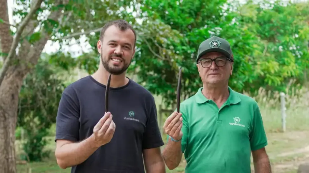 Pai e filho começaram a cultivar baunilha em uma pequena área na Bahia, esperaram quatro anos pela primeira colheita e hoje comandam negócio de R$ 8,1 milhões que já prepara expansão para os Estados Unidos Pai e filho começaram a cultivar baunilha em uma pequena área na Bahia, esperaram quatro anos pela primeira colheita e hoje comandam negócio de R$ 8,1 milhões que já prepara expansão para os Estados Unidos