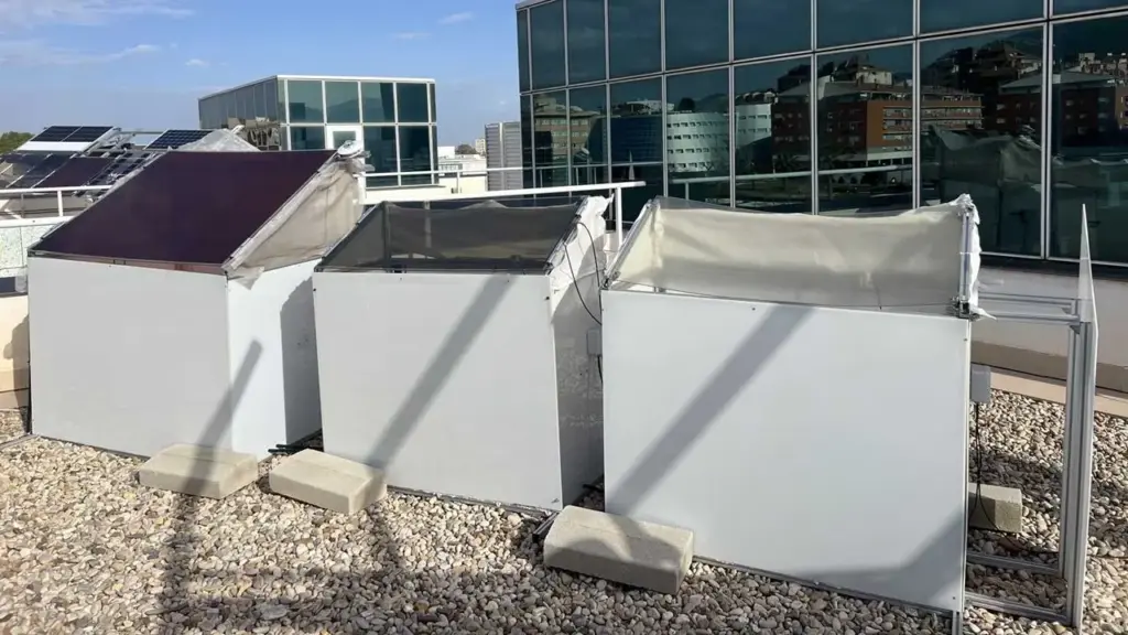 Menos água, mais energia e a mesma quantidade de tomates: a Universidade demonstra que painéis solares semitransparentes podem ser o futuro da agricultura
