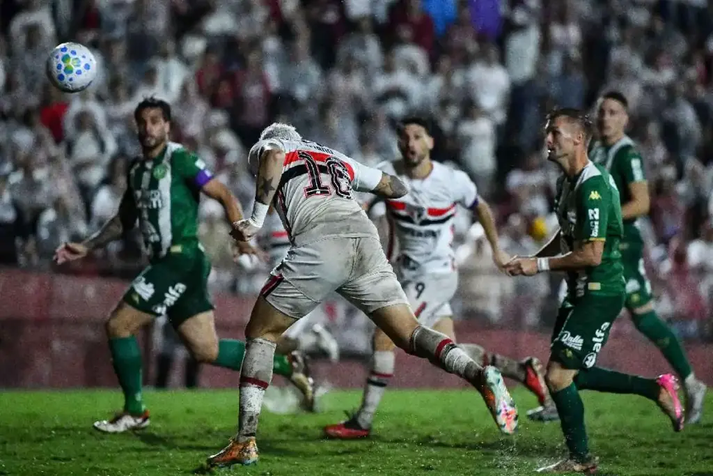 Chapecoense ganha segunda no Brasileiro, e deixa São Paulo a 3 pontos do Z4 Chapecoense ganha segunda no Brasileiro, e deixa São Paulo a 3 pontos do Z4