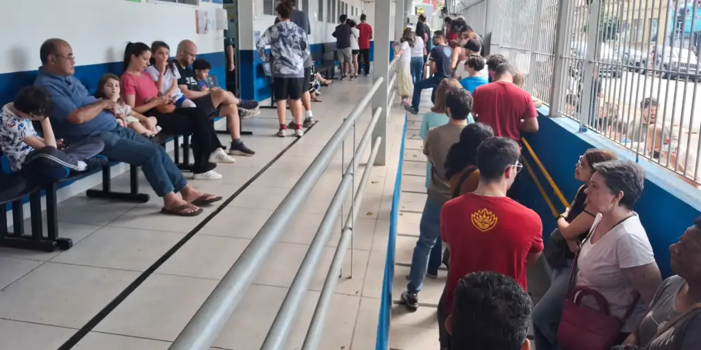 Paulistanos enfrentam filas para tomar vacina contra sarampo Paulistanos enfrentam filas para tomar vacina contra sarampo