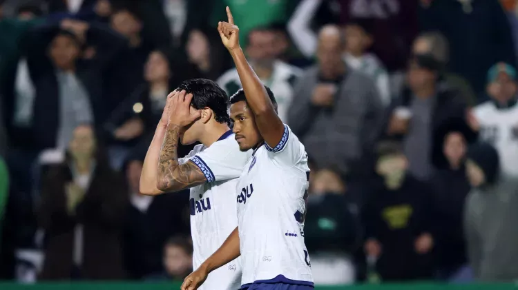 Coritiba vence Corinthians pouco inspirado e escala tabela do Brasileirão Coritiba vence Corinthians pouco inspirado e escala tabela do Brasileirão