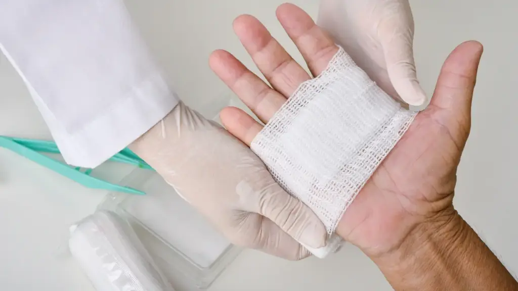 Pesquisadores criam novo curativo que usa proteínas do próprio paciente, acelera cicatrização e pode reduzir em milhares de vezes a dose de medicamentos