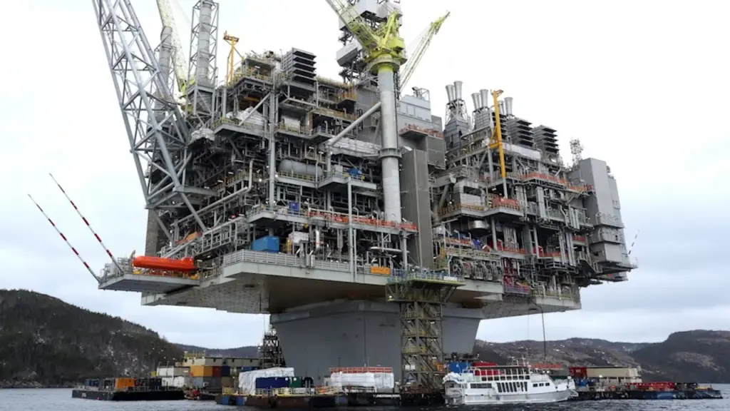 Com 224 metros de altura, 1,2 milhão de toneladas e capacidade para guardar 1,3 milhão de barris dentro da própria base, Hibernia foi fincada a 315 km da costa e projetada para resistir ao impacto de um iceberg de 1 milhão de toneladas Com 224 metros de altura, 1,2 milhão de toneladas e capacidade para guardar 1,3 milhão de barris dentro da própria base, Hibernia foi fincada a 315 km da costa e projetada para resistir ao impacto de um iceberg de 1 milhão de toneladas