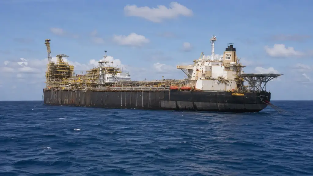 Gigante de 337 metros da Petrobras chega ao Sul do Brasil para virar aço, mas condições do mar adiam entrada no estaleiro Gigante de 337 metros da Petrobras chega ao Sul do Brasil para virar aço, mas condições do mar adiam entrada no estaleiro