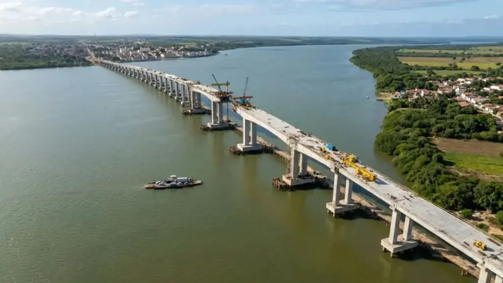 Ponte de 18 m de largura, 30 m de altura e 1,18 km de comprimento sobre o Rio São Francisco vai substituir balsa e criar nova conexão rodoviária entre Alagoas e Sergipe; com investimento de R$ 205 milhões, obras passam de 50% e têm entrega prevista para dezembro de 2026 Ponte de 18 m de largura, 30 m de altura e 1,18 km de comprimento sobre o Rio São Francisco vai substituir balsa e criar nova conexão rodoviária entre Alagoas e Sergipe; com investimento de R$ 205 milhões, obras passam de 50% e têm entrega prevista para dezembro de 2026