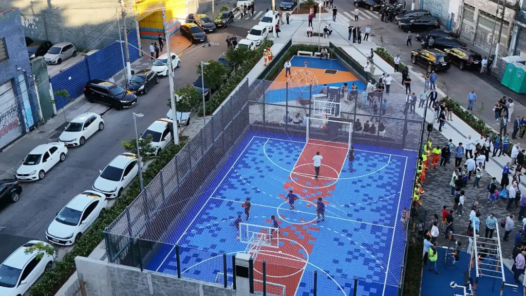 Inconformada com mais de 30 anos de degradação e domínio do tráfico na Cracolândia, prefeitura criou a Praça do Triunfo com playground, quadra poliesportiva, academia ao ar livre, paisagismo, iluminação, acessibilidade e projeto de moradias para devolver o espaço à população e transformar a realidade do Centro de São Paulo