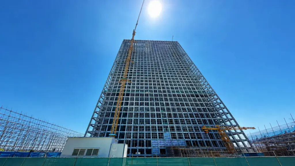 A China construiu uma bateria gravitacional de 148 metros que levanta 12.672 blocos de 25 toneladas para guardar energia, mas a torre de 35 pavimentos ainda passa por ajustes antes da entrada em produção, enquanto a responsável prepara a conexão gradual à rede elétrica