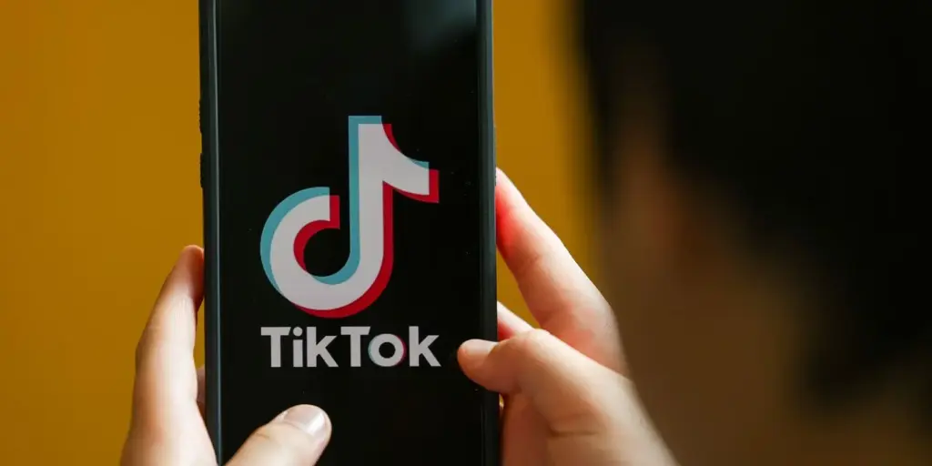 Brasil multa TikTok em R$ 153,7 mi por falhas em dados de adolescentes