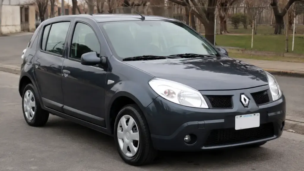 Renault Sandero usado custa cerca de R$ 22 mil, combina motor 1.6 flex, porta-malas de 320 litros, cabine ampla, manutenção mecânica simples e consumo rodoviário de 12,5 km/l