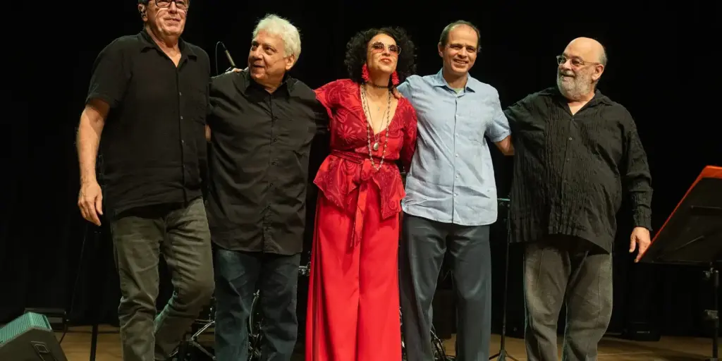 Repertório de Caetano Veloso embala show exclusivo na TV Brasil Repertório de Caetano Veloso embala show exclusivo na TV Brasil