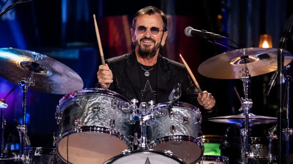Aos 86 anos, Ringo Starr treina com um profissional 3 vezes por semana, se exercita nos outros dias e revela o hábito que o mantém preparado para subir ao palco Aos 86 anos, Ringo Starr treina com um profissional 3 vezes por semana, se exercita nos outros dias e revela o hábito que o mantém preparado para subir ao palco