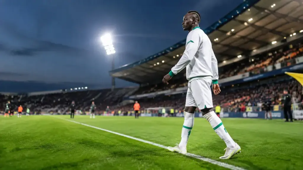 Sadio Mané perde o pai aos 7 anos porque aldeia não tinha hospital, vê irmã nascer dentro de casa e, após vencer no futebol europeu, financia unidade de saúde e escola no lugar onde cresceu: “Queria dar esperança às pessoas”