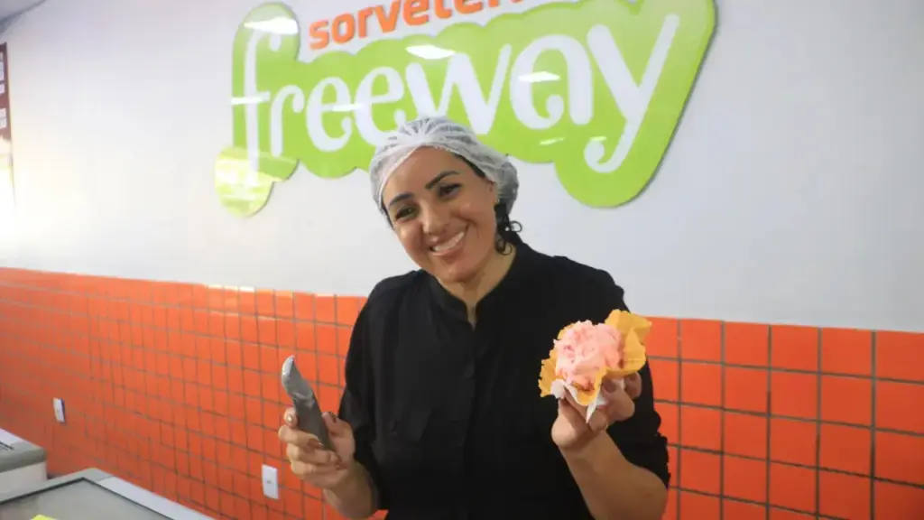 Casal que dormia em papelão dentro de uma sorveteria de madeirite transforma negócio de 1993 em fábrica que produz 500 litros de sorvete e 5 mil picolés por semana no DF Casal que dormia em papelão dentro de uma sorveteria de madeirite transforma negócio de 1993 em fábrica que produz 500 litros de sorvete e 5 mil picolés por semana no DF