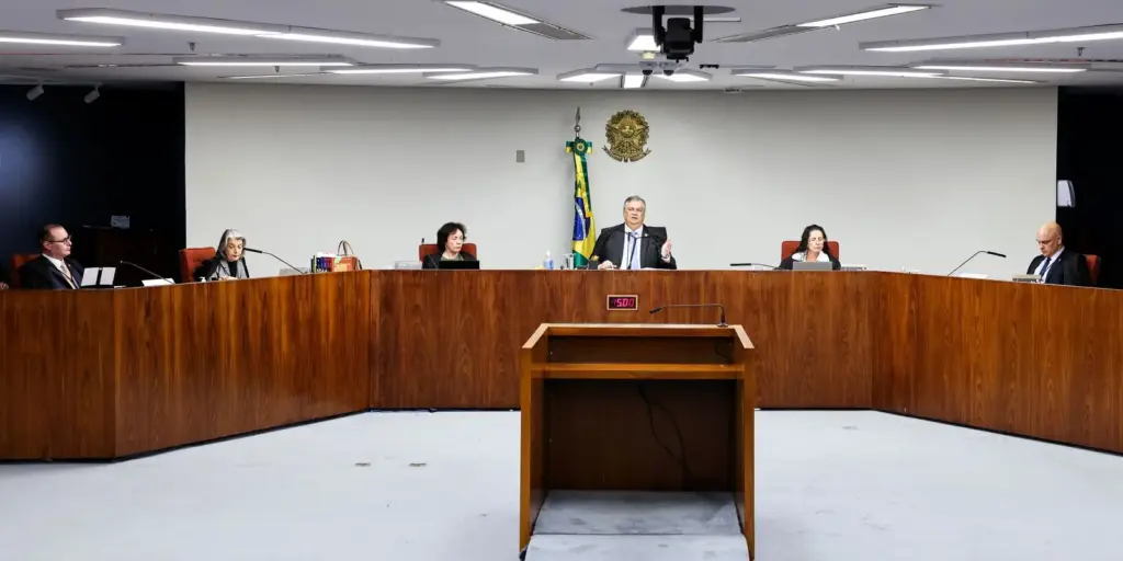 Dino e Moraes defendem rediscutir dispensa de diploma para jornalista Dino e Moraes defendem rediscutir dispensa de diploma para jornalista