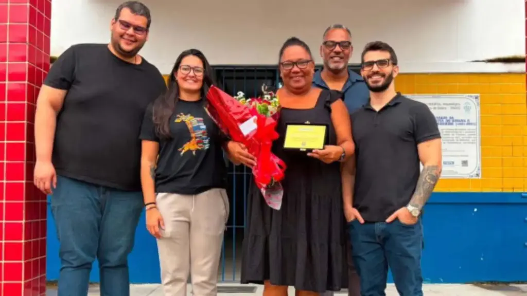 Tereza Moura deu 33 anos de aula de Língua Portuguesa no Ginásio Pernambucano, a escola mais antiga do Brasil em funcionamento, e descobriu na despedida o impacto que deixou na vida dos alunos Tereza Moura deu 33 anos de aula de Língua Portuguesa no Ginásio Pernambucano, a escola mais antiga do Brasil em funcionamento, e descobriu na despedida o impacto que deixou na vida dos alunos