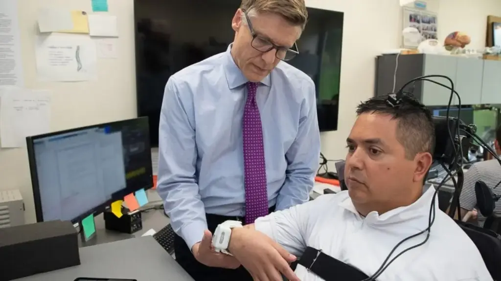 Homem perde os movimentos após mergulho em piscina e fica tetraplégico; após cirurgia de 15 horas, volta a mover a mão e sentir o toque graças a implante cerebral experimental que cria uma “ponte” entre o cérebro e os músculos por meio de um sistema que interpreta pensamentos