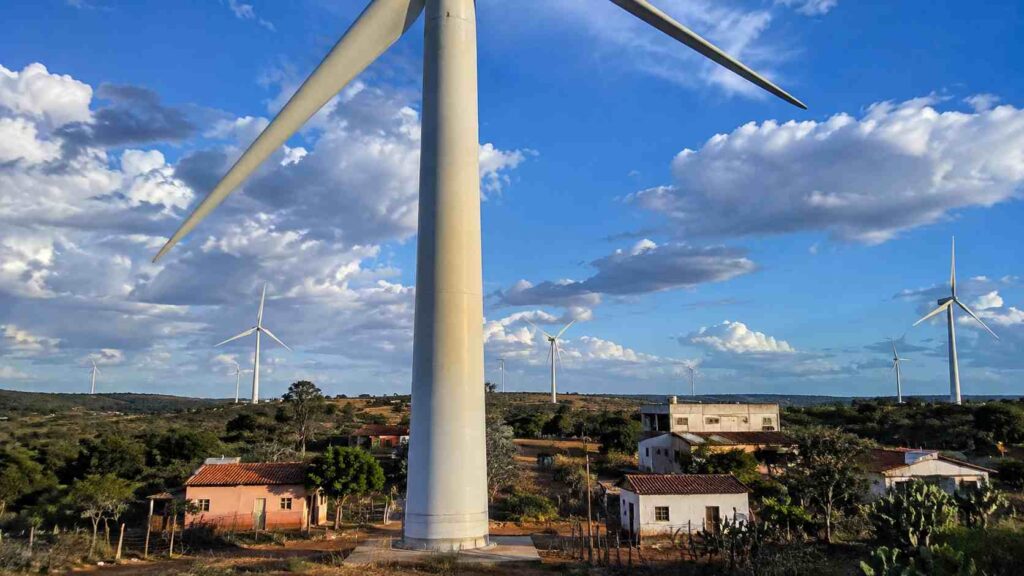 Parques eólicos na mira: projeto quer afastar torres das casas após impactos de ruídos, vibrações e sombras sobre moradores