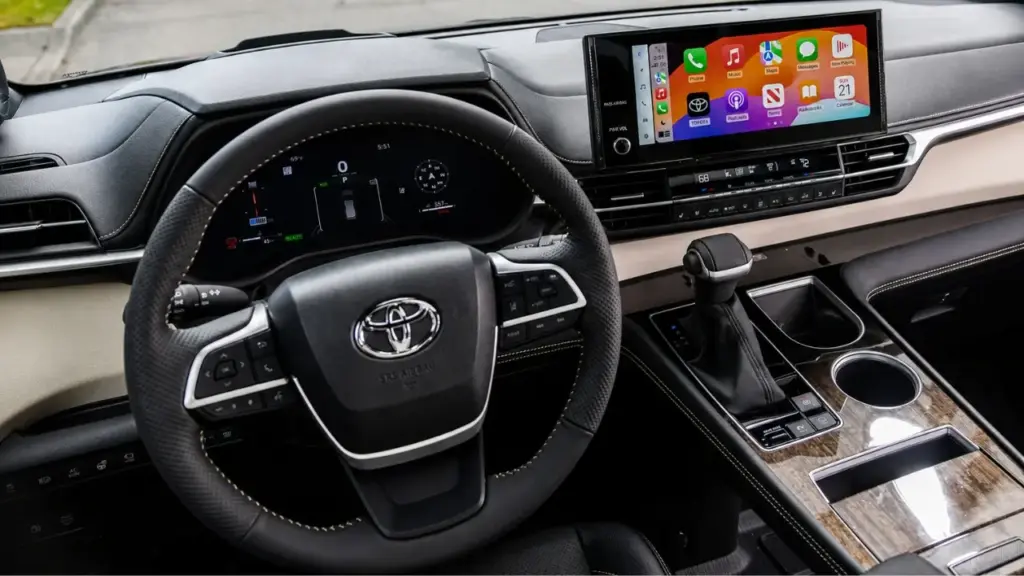 Toyota Sienna, equipada com motor híbrido de 245 cv, espaço para até oito passageiros, tração integral, consumo de até 16,1 km/l, central multimídia de 12,3 polegadas e tela traseira de 16,4 polegadas, não é vendida no Brasil, mas surpreende pelo conforto, tecnologia e eficiência