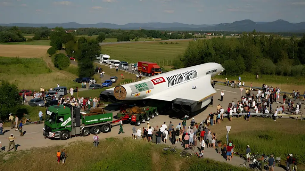 Concorde de quase 79 toneladas é parcialmente desmontado, tem motores e partes das asas retirados, atravessa rodovias sobre uma carreta inclinável e termina viagem instalado a 30 metros de altura sobre um museu alemão