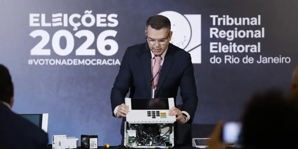 TRE-RJ abre urna para o público e defende segurança do voto eletrônico TRE-RJ abre urna para o público e defende segurança do voto eletrônico