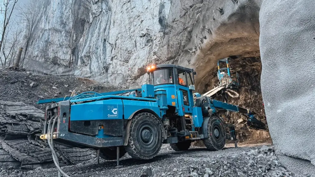 Engenheiros escavam até 25 cavernas a mais de 100 metros dentro de montanha suíça para bilionários guardarem Ferraris, ouro, vinhos e obras de arte por 99 anos