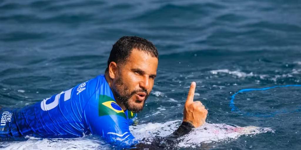 WSL: Ítalo Ferreira domina tubos em Teahupo’o e avança às semifinais