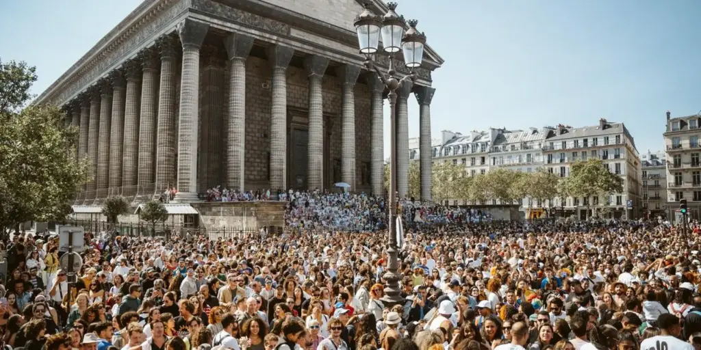 Lavagem de Madeleine exalta cultura afro-brasileira em Paris