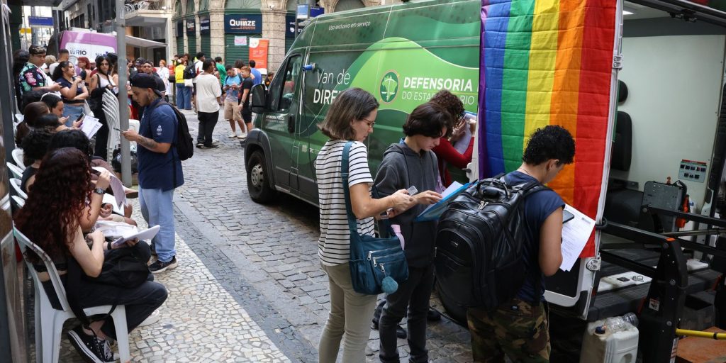 Transexuais e travestis fazem ato no RJ em defesa da democracia