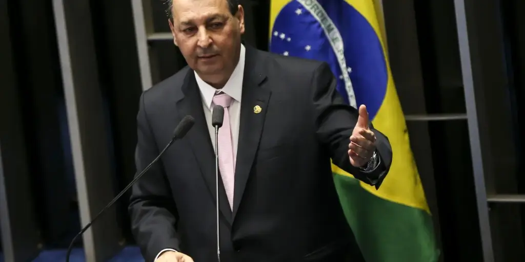 Relator da CCJ rejeita emendas da oposição que buscavam manter 6×1 Relator da CCJ rejeita emendas da oposição que buscavam manter 6x1