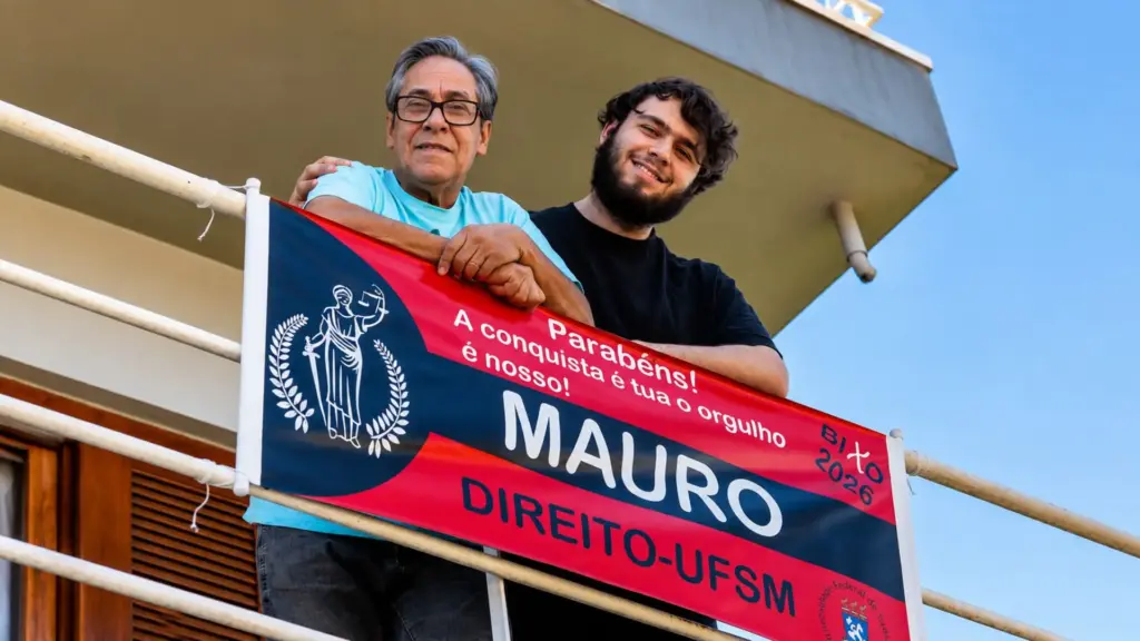 Aos 62 anos e após trabalhar 33 anos na UFSM, ex-servidor descobre pelo neto as vagas 60+, faz a prova sem cursinho, passa para Direito na universidade e se prepara para estudar no mesmo curso em que o neto já é veterano