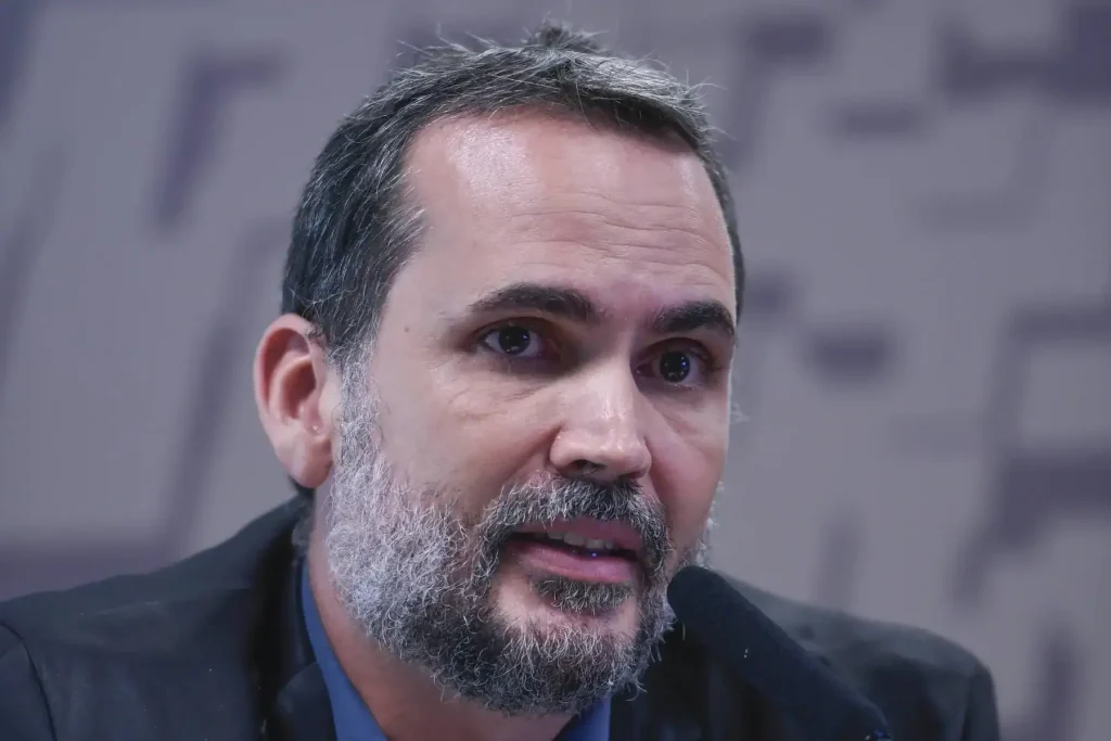 Não há controle de preços de combustíveis e governo quer evitar alta, diz ministro