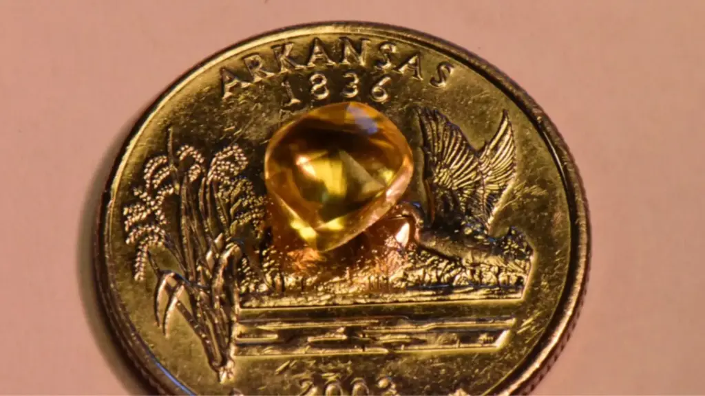 Avô leva netas para um passeio diferente nos EUA, começa a procurar pedras e encontra por acaso um raro diamante amarelo de 2,29 quilates em apenas 30 minutos