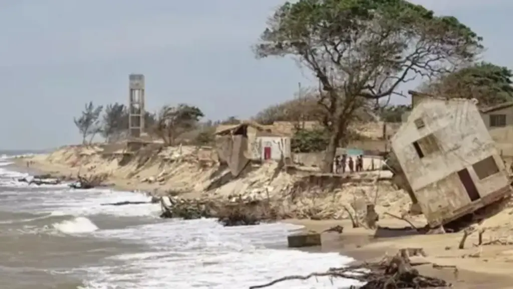Praia “desaparece” no Sudeste do Brasil, mar avança até 5 metros por ano, 14 quarteirões já ficaram submersos e casas, ruas e igrejas viram ruínas no litoral do Rio de Janeiro