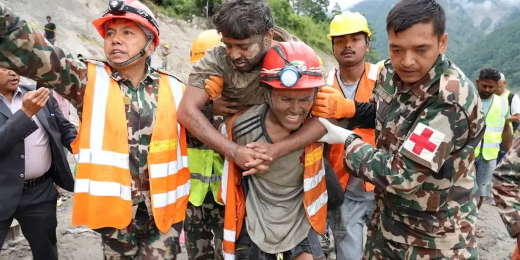 Equipes de resgate do Nepal buscam 900 trabalhadores de hidrelétricas Equipes de resgate do Nepal buscam 900 trabalhadores de hidrelétricas