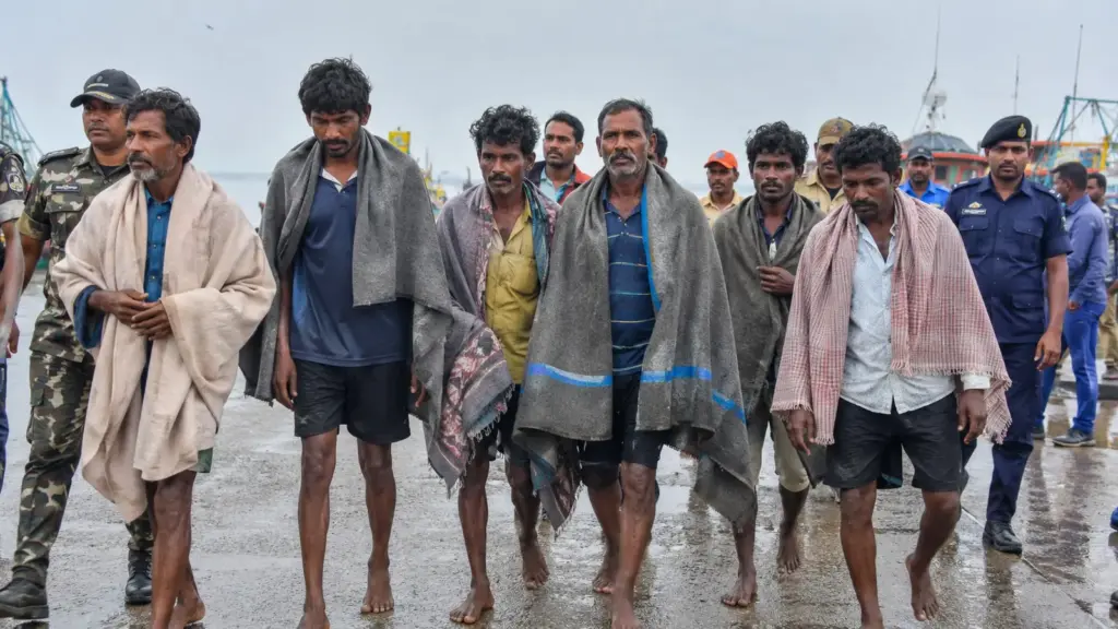 Comendo uma vez a cada dois dias e sem sinal de celular, 7 pescadores passam mais de três semanas à deriva após motor do barco parar e são encontrados vivos Comendo uma vez a cada dois dias e sem sinal de celular, 7 pescadores passam mais de três semanas à deriva após motor do barco parar e são encontrados vivos