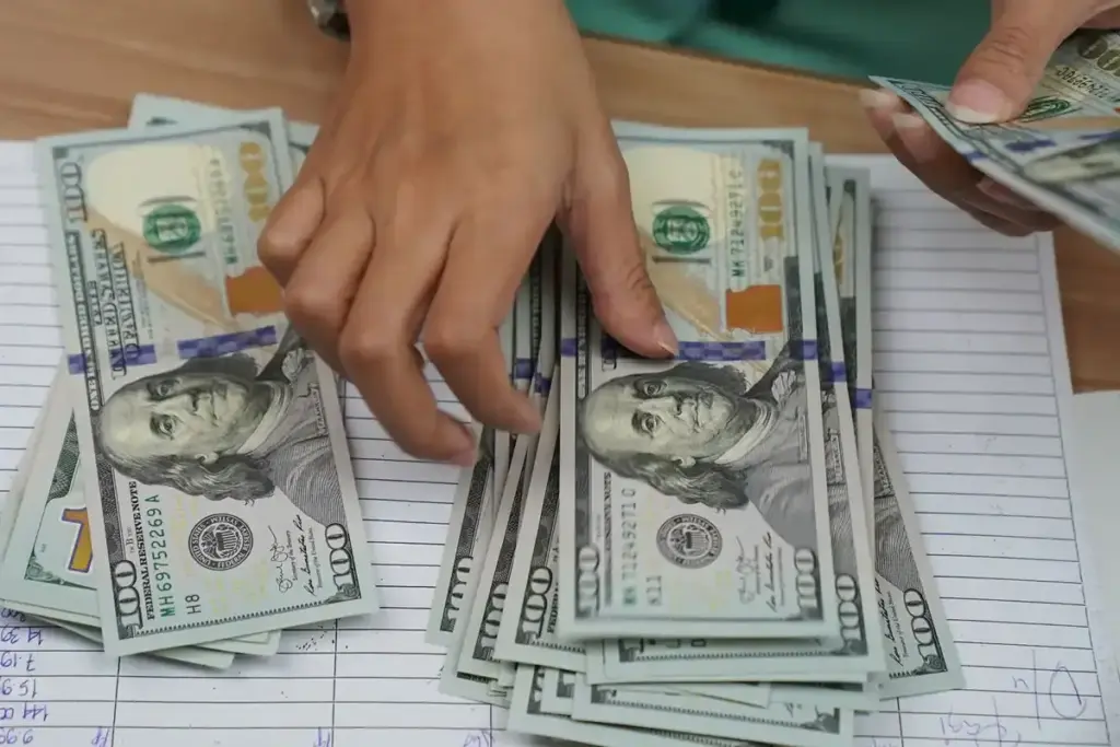 Dólar hoje descola do exterior e fecha em leve baixa, com corrida eleitoral em foco