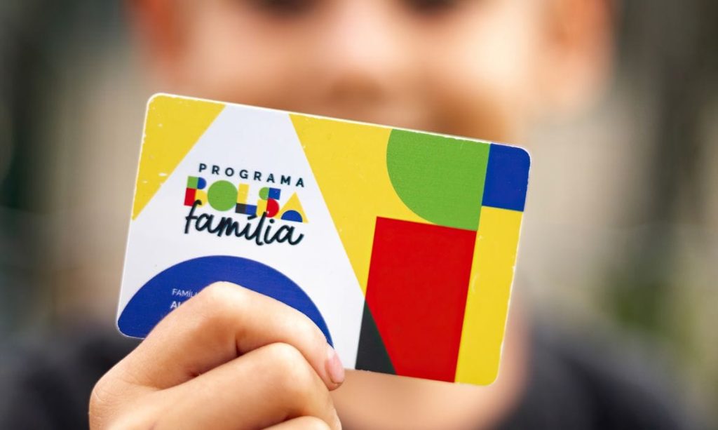 MP junto ao TCU pede suspensão de reajuste do Bolsa Família anunciado por Lula
