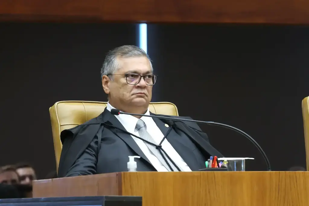 Dino derruba afastamento e manda reintegrar Andrei Rodrigues ao comando da PF