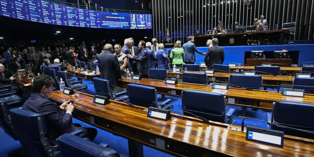 Aziz articula rito especial para levar PEC da escala 6×1 ao plenário Aziz articula rito especial para levar PEC da escala 6x1 ao plenário