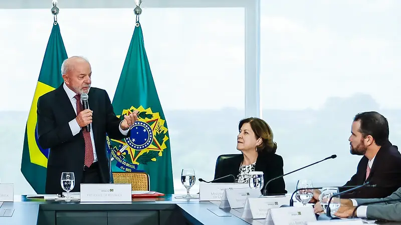 Lula chama de “meio falso” discurso de empresários sobre fim da taxa das blusinhas Lula chama de “meio falso” discurso de empresários sobre fim da taxa das blusinhas