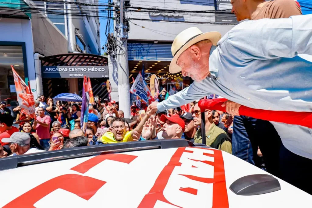Lula chama fundo eleitoral de “promiscuidade” e defende reforma política