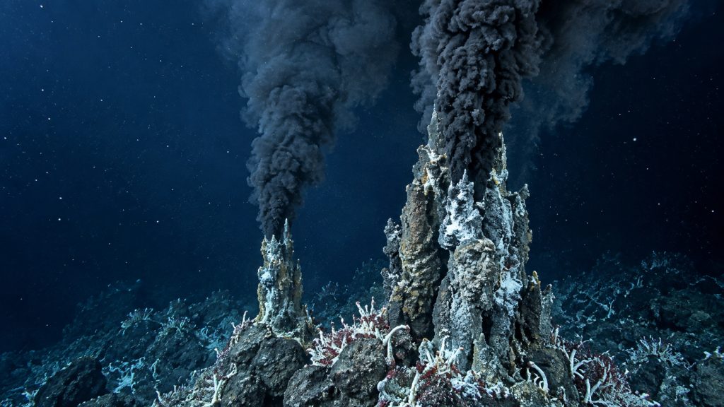 A milhares de metros de profundidade, chaminés do oceano liberam fluidos de até 464 °C sem ebulição e sustentam vida onde a luz do Sol nunca chega A milhares de metros de profundidade, chaminés do oceano liberam fluidos de até 464 °C sem ebulição e sustentam vida onde a luz do Sol nunca chega