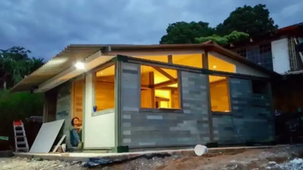Mulher passa 9 anos economizando, investe tudo em um terreno vazio e, sem dinheiro para construir, vê voluntários erguerem sua casa com 850 blocos de plástico reciclado