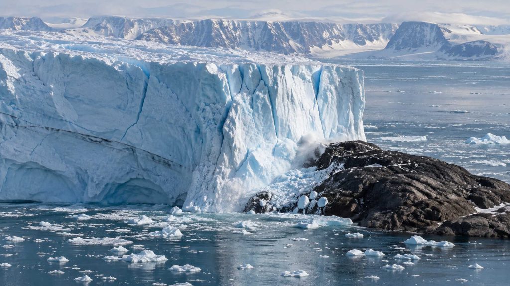 Cientistas flagram por satélite imensa ilha de gelo que se desprendeu da Groenlândia se colidindo com a Ilha rochosa e surpreendeu ao permanecer inteira Cientistas flagram por satélite imensa ilha de gelo que se desprendeu da Groenlândia se colidindo com a Ilha rochosa e surpreendeu ao permanecer inteira