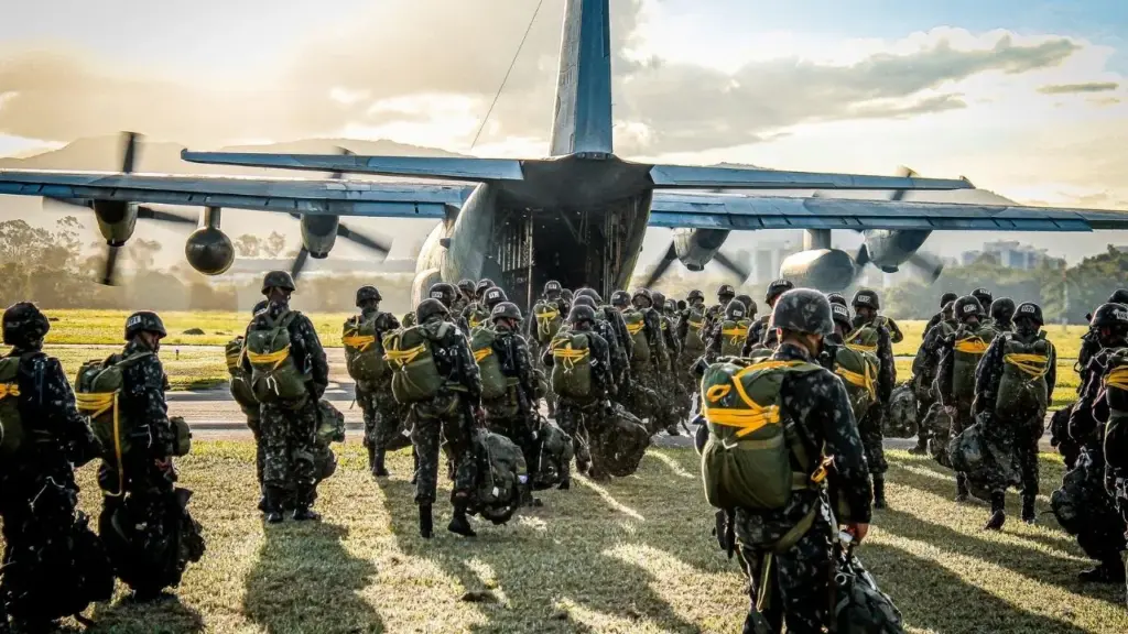 Depois de três semanas de instrução e três saltos de uma aeronave em voo, 1.030 militares receberam as asas de prata no Rio de Janeiro, sete deles da Força Aérea, e no meio da turma uma cabo se tornou a primeira mulher da própria graduação a virar paraquedista do Exército Depois de três semanas de instrução e três saltos de uma aeronave em voo, 1.030 militares receberam as asas de prata no Rio de Janeiro, sete deles da Força Aérea, e no meio da turma uma cabo se tornou a primeira mulher da própria graduação a virar paraquedista do Exército
