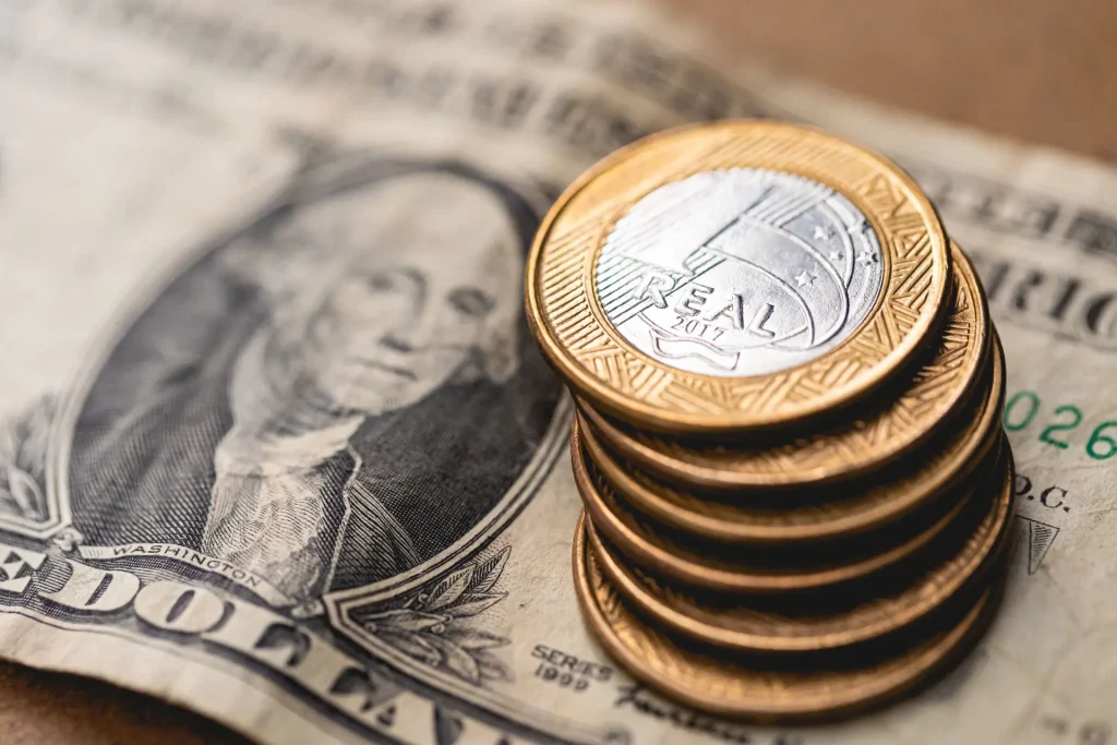 Dólar sobe a R$ 5,17, máxima desde agosto, com pesquisa eleitoral e exterior